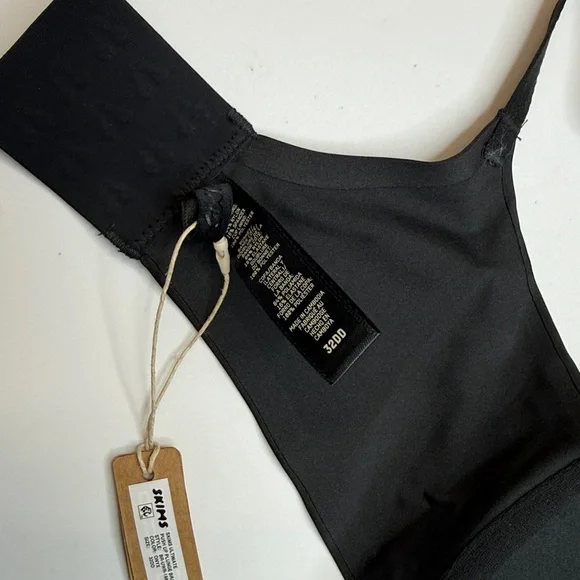 SKIMS Ultimate Push Up Plunge Bra - Size 32DD - Picture 6 of 7